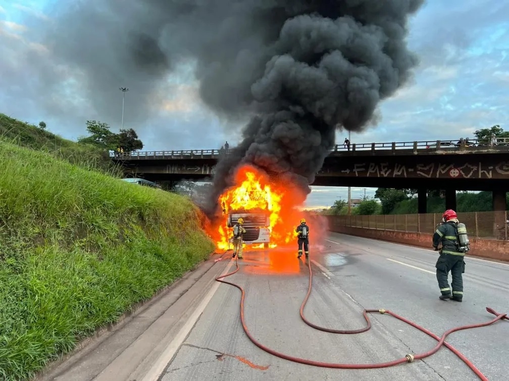 Residência pega fogo e bombeiros utilizam 6 mil litros de água no