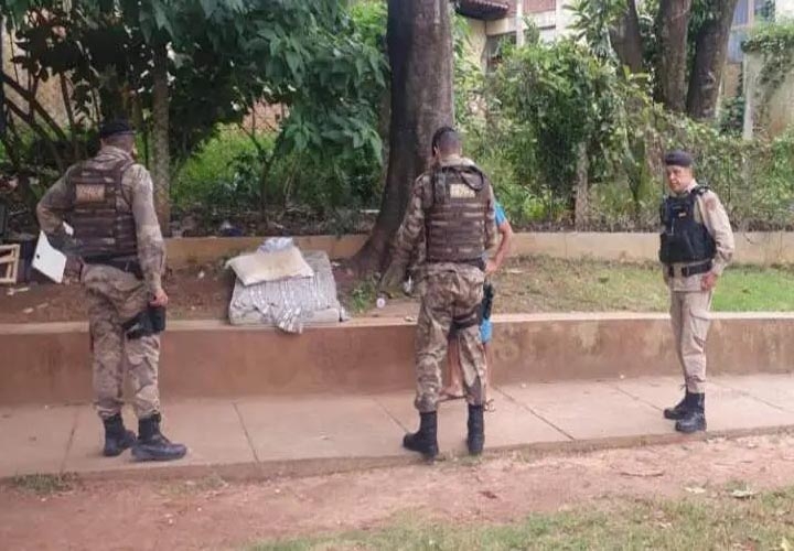 Faro: carro capota e atropela peão em frente à Biblioteca Municipal