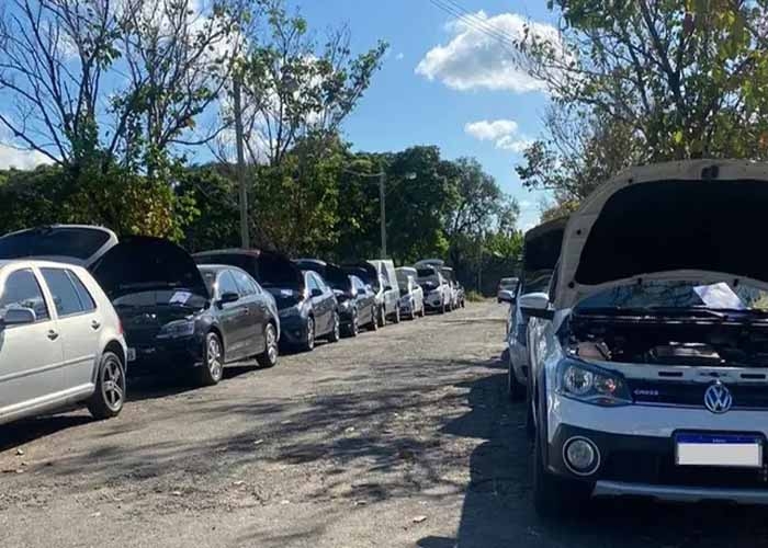 Pode ser bloqueado o veículo que se encontre em local de estacionamento  limitado, para além do tempo (2906)