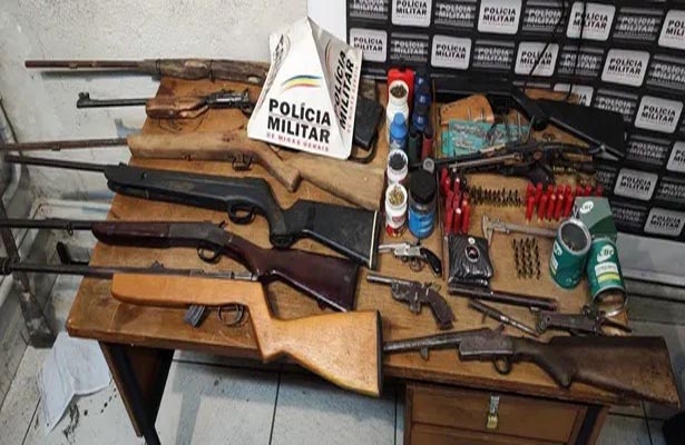 Arsenal com fuzis, pistolas e explosivos é apreendido dentro de casa na  Zona Leste de São Paulo, São Paulo