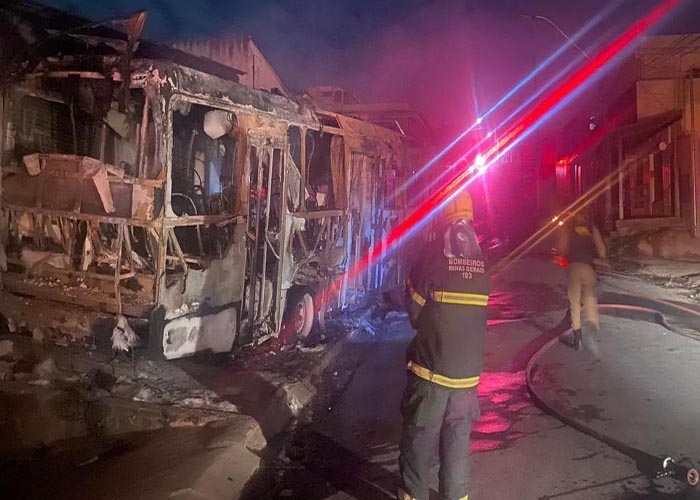 Bombeiros combatem incêndio em garagem de ônibus na Região Central de Minas, Minas Gerais