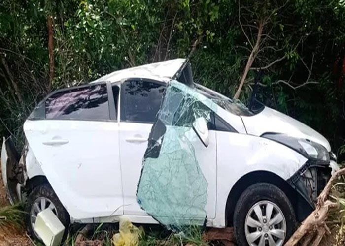 Carro bate em veículos e atropela duas pessoas na Ponta Verde, em Maceió, Alagoas