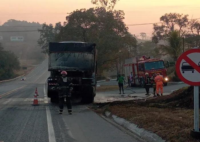 Veículo cai de viaduto na BR 251 e motorista tem ferimentos leves