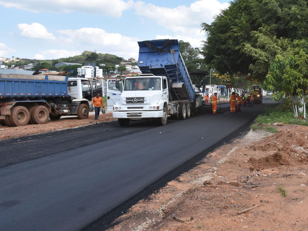 Carreta da Alegria recolhe mais de 300 kg de alimento e 1 mil peças de  roupas doados a APAE e asilo - Correio de Minas