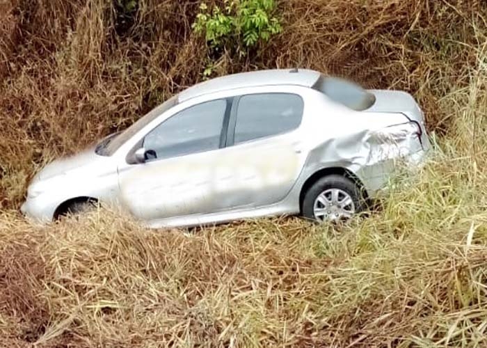 Três pessoas ficam feridas após carro atropelar vaca na BR-116 em