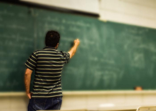 assets/uploads/imagens/thumbs/99823-professor-escola.jpg